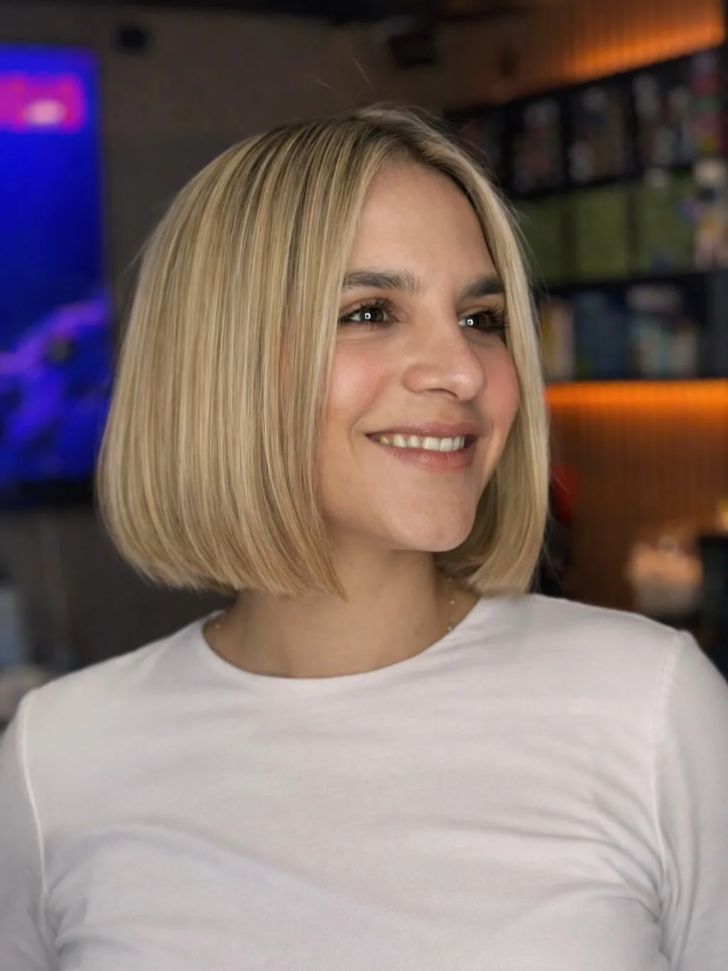 Corte bob rubio con acabado liso