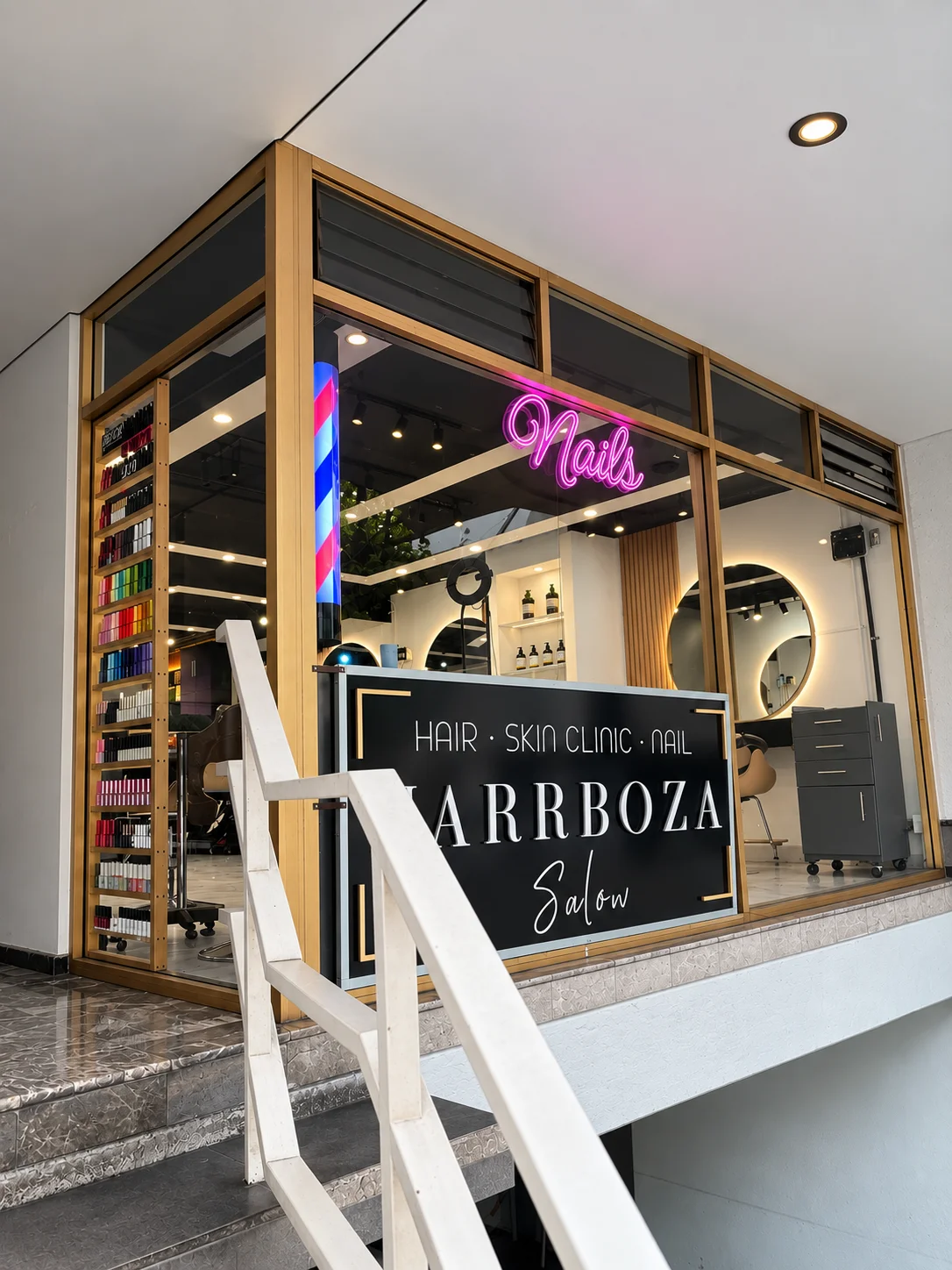 Fachada de FARRBOZA Salón con letrero de uñas y acceso en Avenida Universidad, Axotla