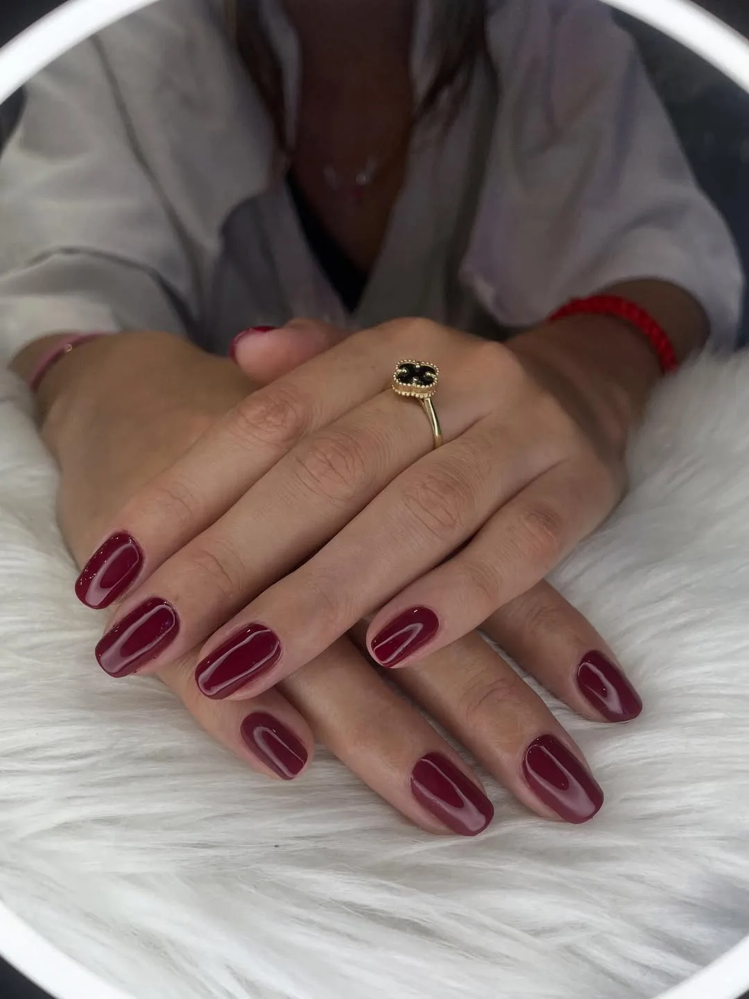 Manicura en tono vino con acabado brillante