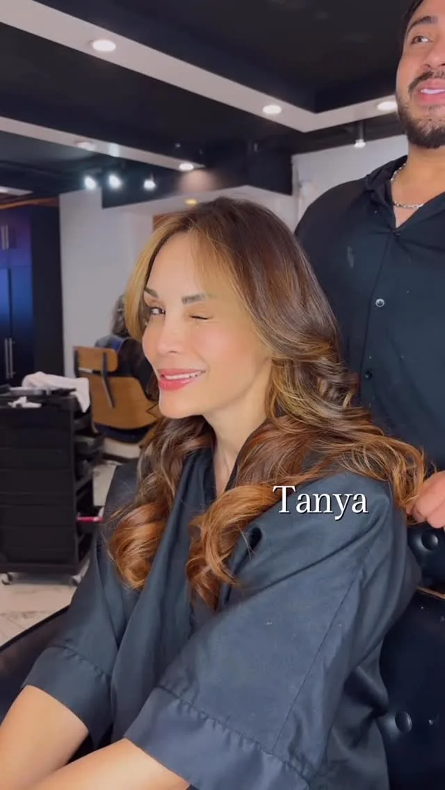 Cabello largo con ondas y reflejos cálidos