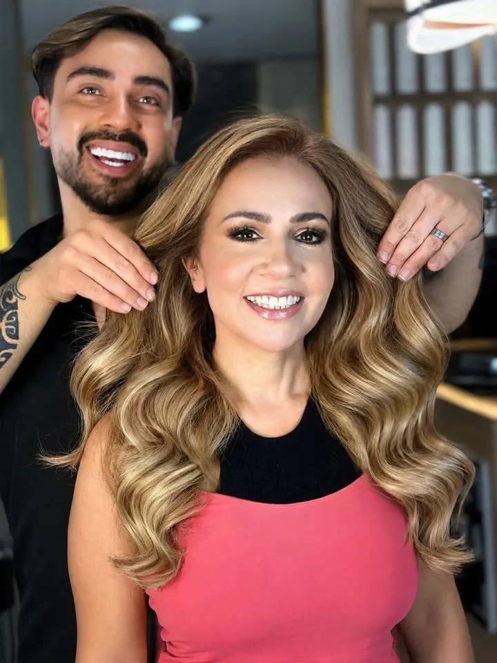 Resultado de ondas con iluminación junto al estilista