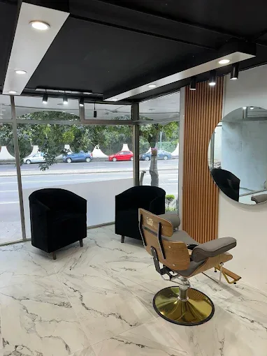 Interior de Farrboza con luz natural, piso de mármol y estaciones de estilismo